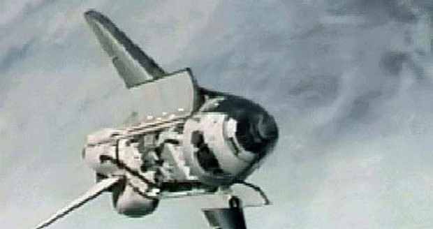 Raketoplán Discovery byl zachycen kamerami na ISS