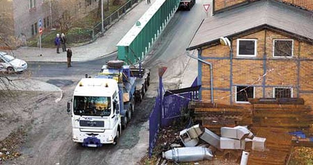 Největší transport z vítkovické mostárny právě vyráží, ulice jsou mu malé