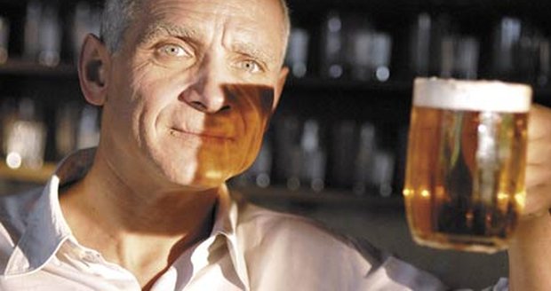 Oldřich Kaiser s pivem - tentokrát však jen ve snímku Obsluhoval jsem anglického krále