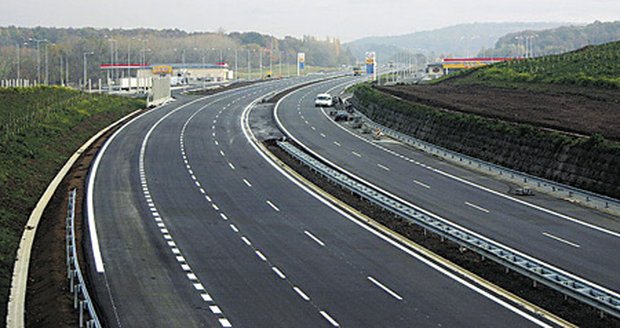 Budoucí oboustranná ´odpočívka´
Varvažov. Tak vypadá 77. kilometr
ve směru na Německo.