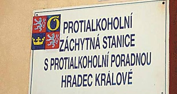 Opilí kumpáni si přišli na záchytku pro svého kolegu