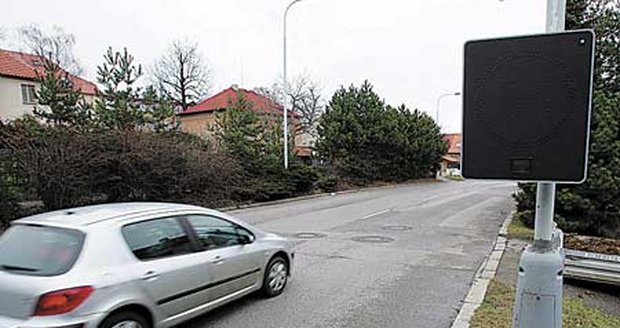 Na frekventované silnici měly řidiče upozorňovat na momentální rychlost nové radary. Jenže nefungují...