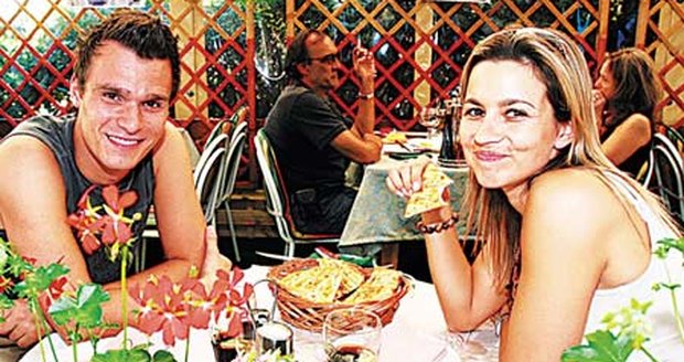Monice Poslušné sice pořád chybí snubní prstýnek, ale jinak si na Leoše nemůže stěžovat. Populární moderátor ji zahrnuje luxusem.