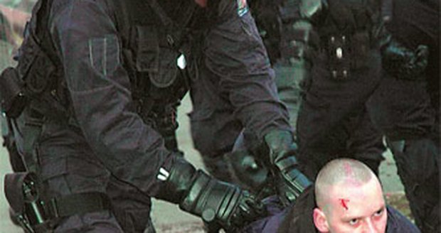 V rukavicích, ale nikoli v rukavičkách – tak musela zacházet
s rozvášněnými radikály policie.