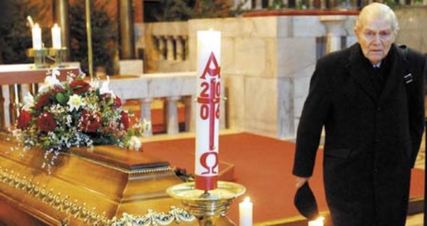 Radovan Lukavský těsně po smutečním obřadu