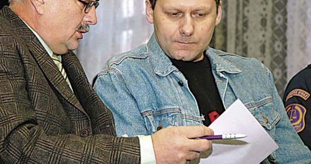 Josef Konečný (vpravo), kterého eskorta přivedla z vazby, se včera u soudu radil s obhájcem