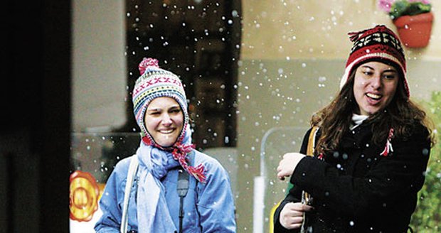 Natalie Portman (vlevo) se svým dámským doprovodem nahlíží do jedné z výloh na Ovocném trhu...