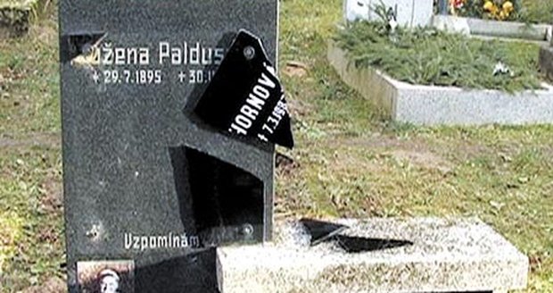 Vandal se opět zaměřil na nápisy se jmény zemřelých