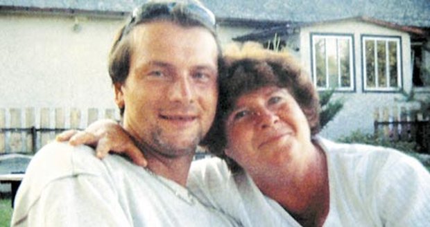 Lukrécie Veseláková se synem Miroslavem. Fotografie je z loňského června. V té době zjistili lékaři, že žena má nádor.