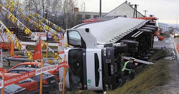 Kamion se zřítil ze silnice přímo do autobazaru