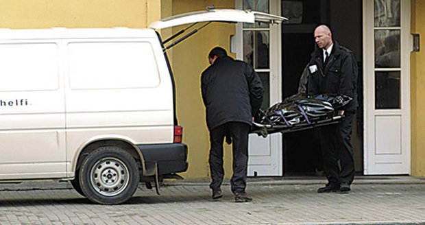 Těla otrávené matky a jejího syna odvezla pohřební služba