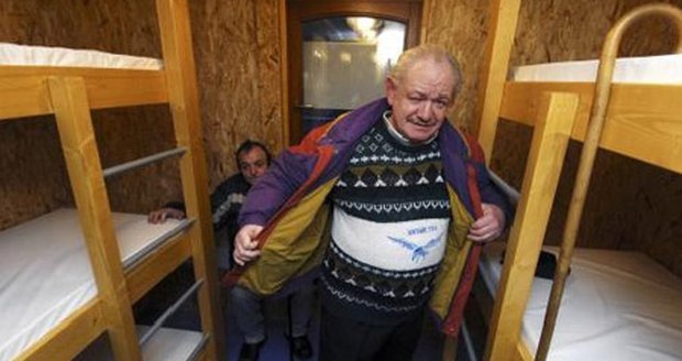 Pražský magistrát otevřel 31. ledna loď pro bezdomovce. Pojme 250 lidí, kteří nemají střechu nad hlavou. Budou tam moci být jen přes noc, za pobyt zaplatí 20 korun. Plavidlo kotví pod Letnou u Štefánikova mostu.