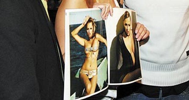 ´Tak krásné jako loni už nebudou,´ zavtipkoval loňský moderátor finále Roman Vojtek, který si nechal od České Miss 2006 Renaty Langmannové podepsat fotografii v Playboyi produkovanou Bořkem Slezáčkem (vpravo)