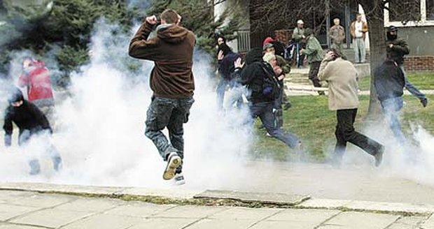 Těžkooděnci proti anarchistům
použili dělbuchy