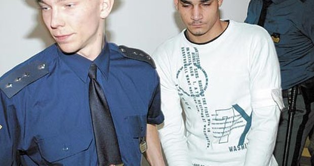 Václav Jano je štíhlé postavy. Policistům se protáhl mříží a utekl jim ze služebny. Vězeňská eskorta si ho proto dobře hlídala.