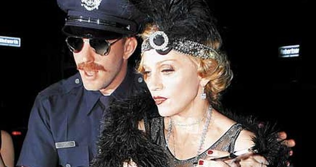 Zatímco Guy Ritchie
působil v uniformě
jako tvrďák, Madonna
v šatech z 20. let jako
opravdová dáma