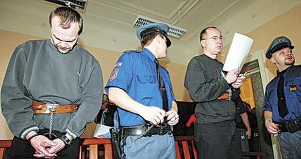 Vrah Petr Jůzek (vpravo) a jeho komplic Karel Linha. Oběma hrozí až 15 let vězení za loupežnou vraždu.
