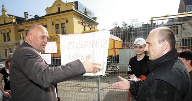Na Julínka před Bleskem čekalo asi patnáct demonstrantů. Chtěli od ministra jasné vyjádření ohledně léčby Nikoly Matrasové (18), která bojuje o život s rakovinou plic.