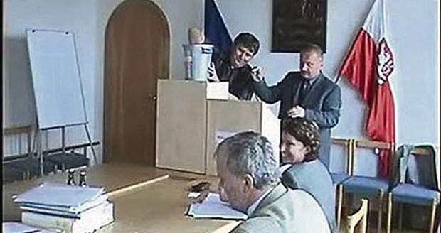 05:00 Losující hledá ty ´správné´ lístky tak dlouho, že i notářka propuká v smích. Podle losujícího byly některé lístky slepeny. Kritici jsou přesvědčeni, že to dokazuje manipulaci losování.