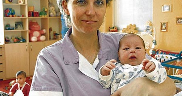 Sestřička Martina Poustecká je jednou z těch, které mu vynahrazují lásku matky
