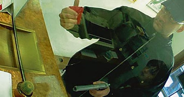 Záběry bezpečnostní kamery ve směnárně zachytily zoufalého lupiče v akci
