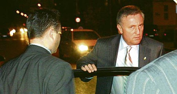 Jděte do pr...!
27. 3. 2007
Místo a čas koaličního jednání o vicepremiérovi Čunkovi mělo zůstat tajné. Když ale Topolánek zjistil, že jsou mu novináři v patách, vztek neudržel: ´Jděte do pr...´