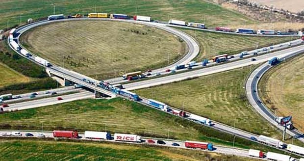 Z leteckého snímku je patrné, že situace v okolí ulice K Barrandovu byla včera dopoledne pro motoristy doslova infarktová