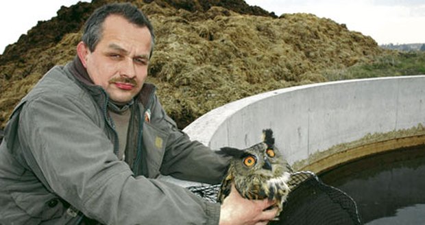 Výr veliký spadl do jímky s močůvkou. Ven mu pomohl zvířecí záchranář Karel Bobál.