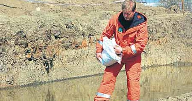 Pracovníci naftových dolů
zasypávají sorbetem jezero
kontaminované vody, které se objevilo po dotěžení ropou znečištěné zeminy