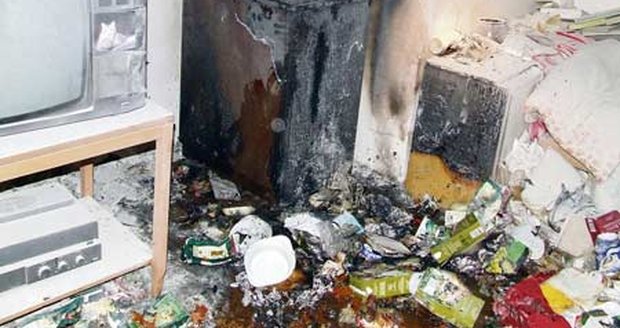 Takhle byt vypadá po požáru, který v něm nájemnice nedávno založila
