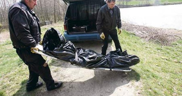 Mrtvolu muže ve věku 40 let vytáhli včera z rybníku ve Slaném. Okolnosti úmrtí se vyšetřují
