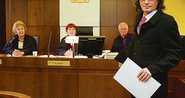 Bohumil Kulínský odevzdaně sledoval jednání. Jen jednou se ostře ohradil proti tvrzení znalkyně.