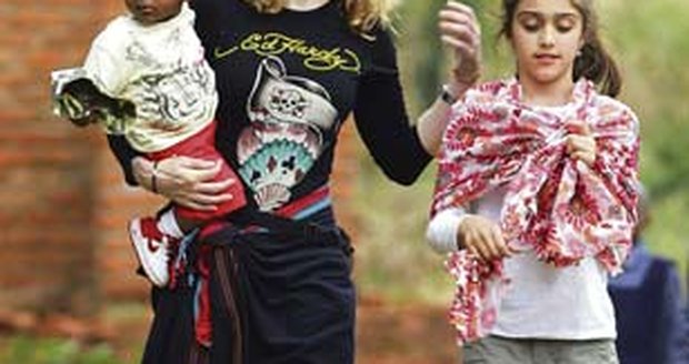 Madonna v náručí s Davidem a dcerou Lourdes
