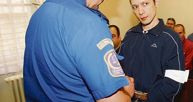 Drobounkého Mošajlova přivedla eskorta v poutech, během jednání mu je ale soudce nechal sejmout