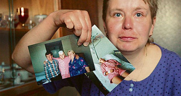 Nemocná Jana Voráčková ukazuje fotografi z nemocnice po operaci nádoru v roce 2003