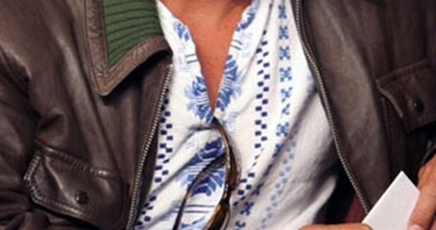 Rty má Matthew McConaughey pevně sevřené zřejmě proto, aby se mu při výdechu jeho ploché břicho nezměnilo v pivní mozol.