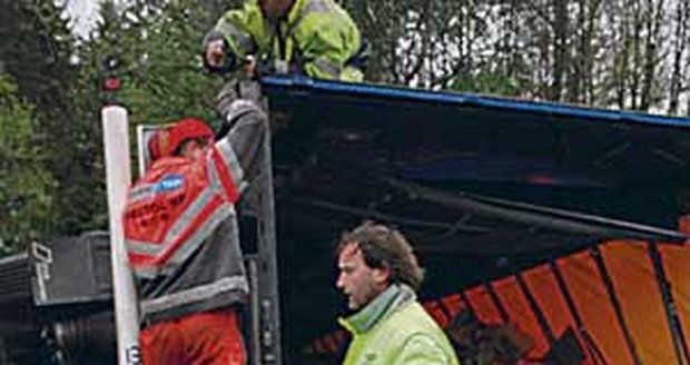 Sladký náklad čokolád se válel v okolí dopravní nehody. Část zcela zničených sladkostí musela být z vozovky odstraněna nakladačem.
