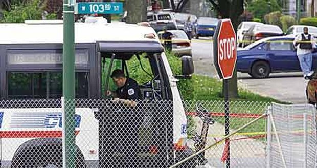 Policie prohledává autobus poté, co z něj střelec utekl
