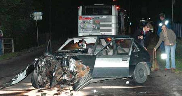 Náraz zničil přední část peugeotu