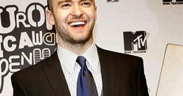 Justin Timberlake má důvod k úsměvu. Ceny i hollywoodské krásky ´sbírá´, kudy chodí.