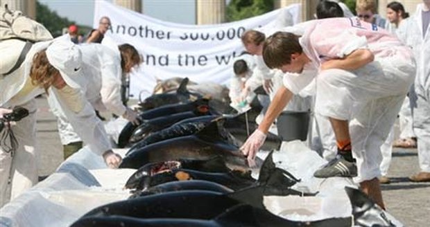 Aktivisté Greenpeace vystavili před Braniborskou bránou mrtvé velryby a delníny s transparentem: ´Dalších 300 000. Zachraňte velryby!´