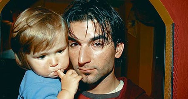 Vladimír Ščasný žije se svou dcerou a tvrdí, že Karolínku prodat nechtěl, jen kumpánovi půjčil její rodný list