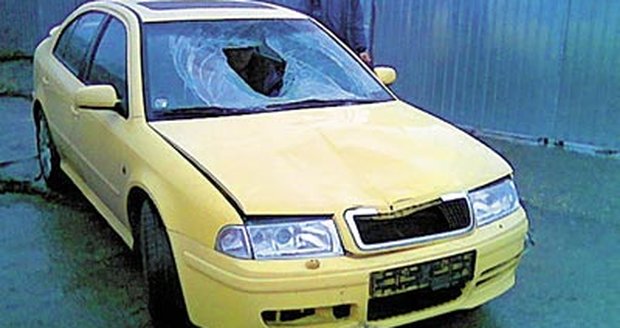 Tímhle autem Neisser chlapce srazil. Ten přelétl vůz a propadl zadním oknem do kufru.
