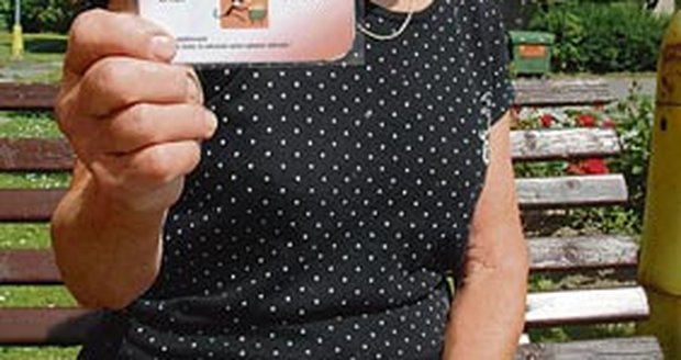Marie Šeflová (69) si již pořídila kartu, na kterou se bude moci svézt po Rychnově nad Kněžnou speciálním nákupním autobusem