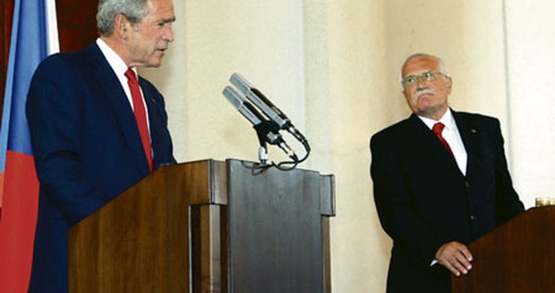 Český a americký prezident dávali oba najevo vzájemnou úctu. I když Václav Klaus vyjadřoval svůj obdiv pro druhého státníka o trošku víc.
