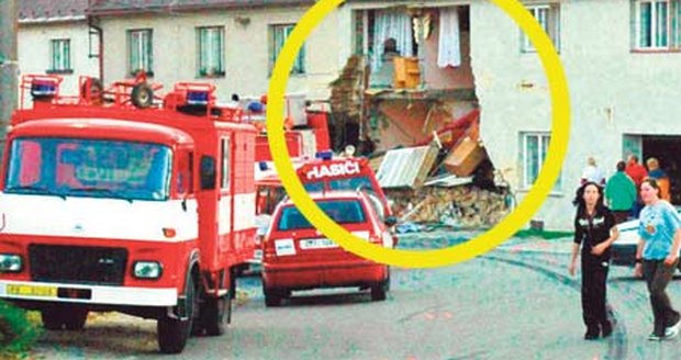 Domy podél hlavní silnice ve Výklekách náklaďák málem srovnal se zemí