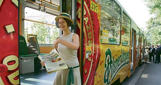 Takhle zvenku i zevnitř pomalovanou tramvaj viděla včera Plzeň poprvé