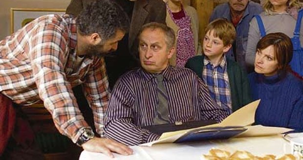 Otakar Brousek ml. ani Jan Kraus zrovna bujnou kšticí nevládnou. Ve filmu jim tedy maskéři trochu pomohli