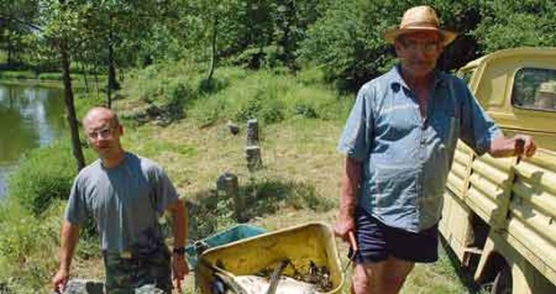 Zdeněk Bárta (33) a Miroslav Cach (70) odnášejí mrtvé ryby