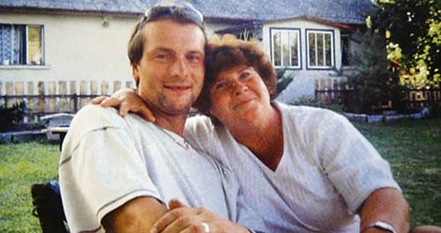 Lukrécie Veseláková se synem Miroslavem. Fotografie je z loňského června. V té době u ní lékaři nádor diagnostikovali